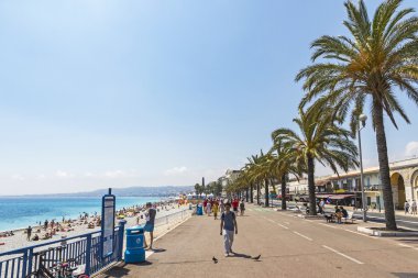 Nice, Fransa Promenade des Anglais üzerinde insanlar yürümek