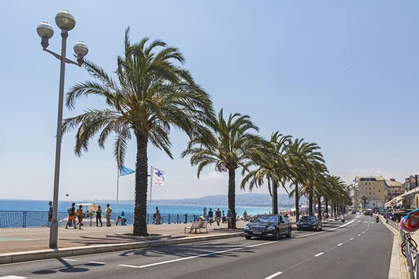 La gente cammina sulla Promenade des Anglais a Nizza, Francia — Foto Stock