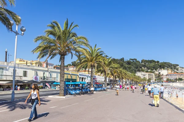 Άνθρωποι περπατούν στην Promenade des Anglais στη Νίκαια της Γαλλίας — Φωτογραφία Αρχείου