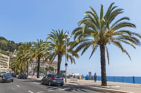 Άνθρωποι περπατούν στην Promenade des Anglais στη Νίκαια της Γαλλίας — Φωτογραφία Αρχείου