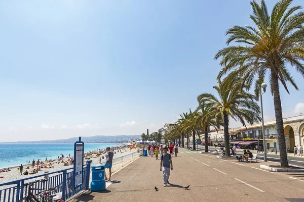 Mensen lopen op de Promenade des Anglais in Nice, Frankrijk — Stockfoto