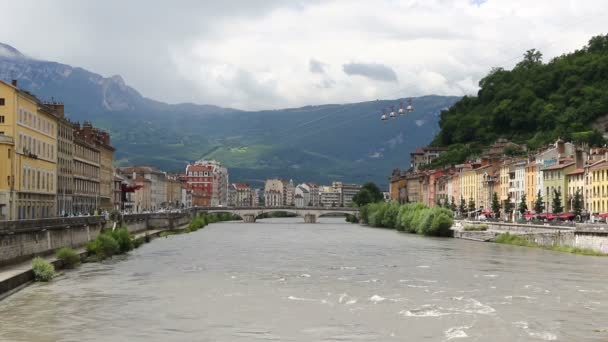 Grenoble şehrinin ve Isere nehrinin pitoresk manzarası, Fransa — Stok video