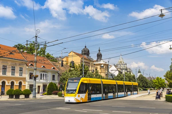 Moderne tram op de straat van Debrecen — Stockfoto