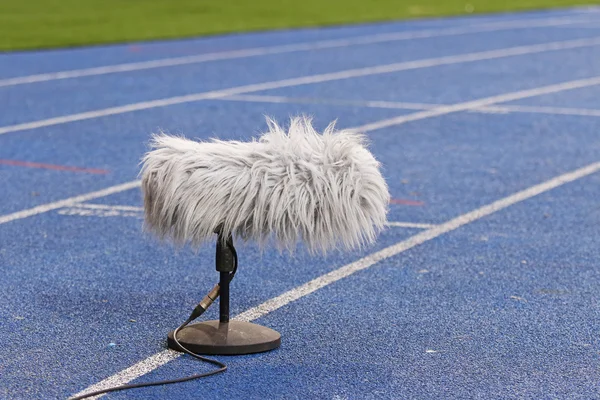 Profesionální sportovní mikrofon poblíž fotbalového hřiště — Stock fotografie