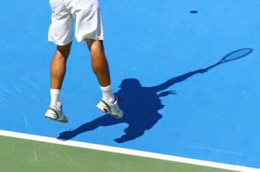 Tenis oyuncusu topu hizmet vermektedir.
