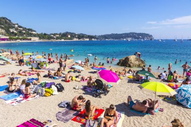 Kalabalık yaz plaj Villefranche-sur-Mer, Nice, Fransa
