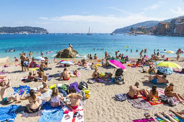 Kalabalık yaz plaj Villefranche-sur-Mer, Nice, Fransa