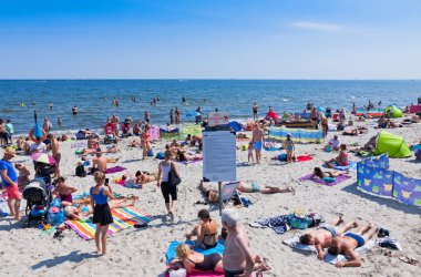 Kalabalık plaj Gdynia, Baltık Denizi, Polonya