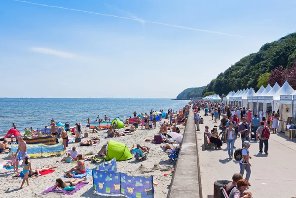 Πολυσύχναστη παραλία στο Gdynia, Βαλτική θάλασσα, Πολωνία — Φωτογραφία Αρχείου