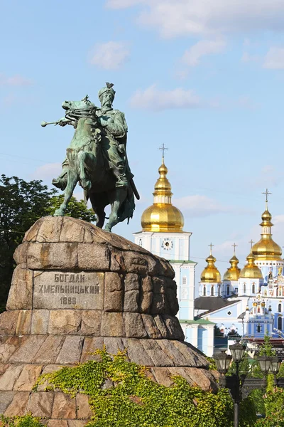 キエフ、ウクライナでボフダン フメリニツキーの記念碑 — ストック写真