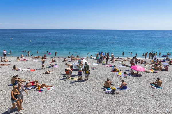 Playa llena de gente en Niza, Francia — Foto de Stock