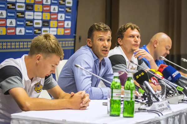 Persconferentie van hoofdcoach van Oekraïne voetbalelftal — Stockfoto