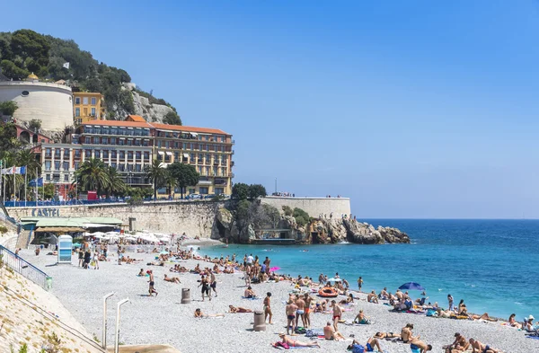 Trångt strand i Nice, Frankrike — Stockfoto