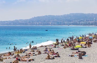 Nice Şehrinde kalabalık plaj, Fransa