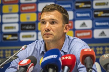 Basın toplantısında, teknik direktör Ukrayna Millî Futbol Takımı