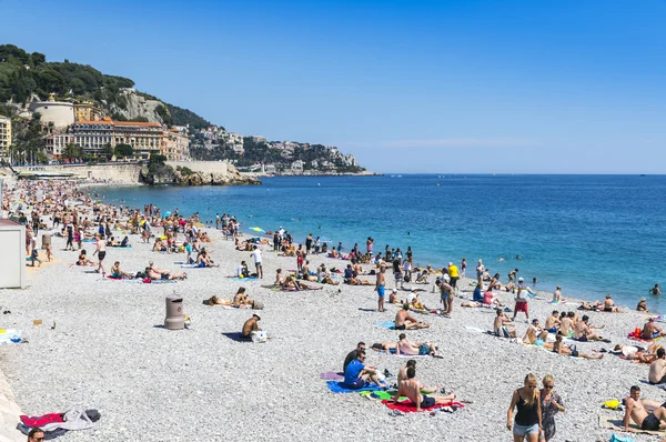 Zatłoczona plaża w mieście Nicea, Francja — Zdjęcie stockowe