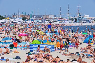 Kalabalık plaj Gdynia, Baltık Denizi, Polonya