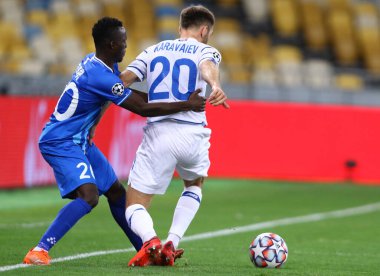 KYIV, UKRAINE - SEPTEMBER 29, 2020: Gent 'li Osman Bukari, NSC Olimpiyskyi stadyumunda oynanan UEFA Şampiyonlar Ligi play-off maçında Dinamo Kyiv' li Oleksandr Karavaev ile top için mücadele ediyor.