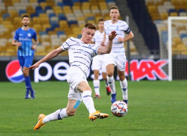 KYIV, UKRAINE - SEPTEMBER 29, 2020: Dinamo Kyiv 'den Viktor Tsygankov UEFA Şampiyonlar Ligi play-off maçında NSC Olimpiyskyi stadyumunda Gent' e karşı bir topu kontrol ediyor. Dinamo 3-0 kazandı.