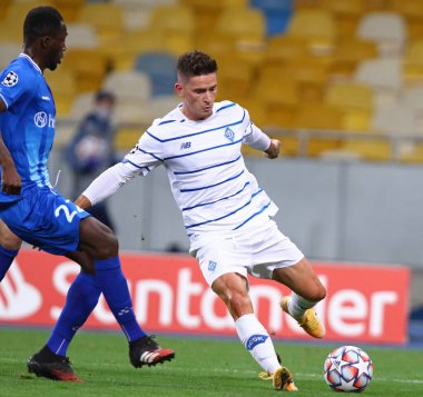 KYIV, UKRAINE - SEPTEMBER 29, 2020: Dinamo Kyiv 'den Benjamin Verbic UEFA Şampiyonlar Ligi play-off maçında NSC Olimpiyskyi stadyumunda Gent' e karşı bir topu kontrol ediyor. Dinamo 3-0 kazandı.
