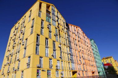 Kyiv, Ukrayna - 20 Eylül 2020: Dniprovskyi bölgesindeki modern konut konutlarının renkli evleri. Güneşli bir gün, mavi gökyüzü arkaplanı