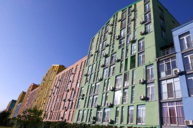 Kyiv, Ukrayna - 20 Eylül 2020: Dniprovskyi bölgesindeki modern konut konutlarının renkli evleri. Güneşli bir gün, mavi gökyüzü arkaplanı