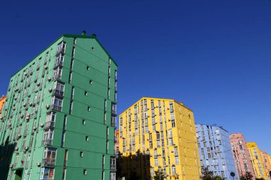 Kyiv, Ukrayna - 20 Eylül 2020: Dniprovskyi bölgesindeki modern konut konutlarının renkli evleri. Güneşli bir gün, mavi gökyüzü arkaplanı