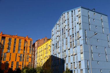 Kyiv, Ukrayna - 20 Eylül 2020: Dniprovskyi bölgesindeki modern konut konutlarının renkli evleri. Güneşli bir gün, mavi gökyüzü arkaplanı