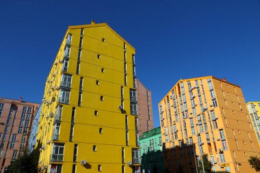 Kyiv, Ukrayna - 20 Eylül 2020: Dniprovskyi bölgesindeki modern konut konutlarının renkli evleri. Güneşli bir gün, mavi gökyüzü arkaplanı