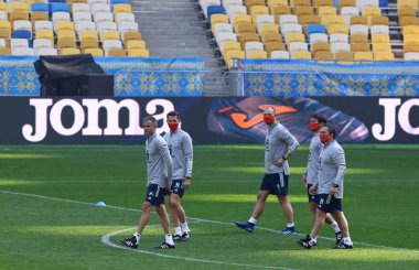 KYIV, UKRAINE - 13 Ekim 2020: Baş antrenör Luis Enrique (L) ve asistanları UEFA Uluslar Ligi maçından önce İspanya Milli Takımı antrenmanı sırasında sahada yürüdüler