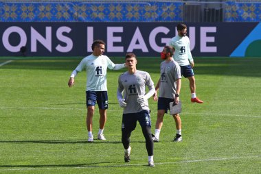 KYIV, UKRAINE - 13 Ekim 2020: Kyiv 'deki NSK Olimpiyskiy Stadyumu' nda UEFA Milletler Ligi maçından önce İspanya Milli Takımı 'nın antrenmanı sırasında kaleci Kepa koşar.