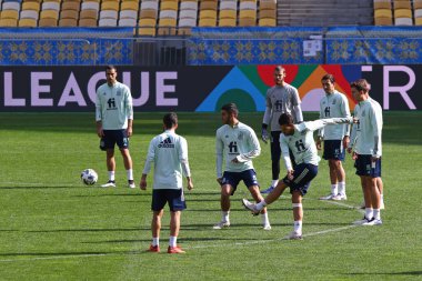 KYIV, UKRAINE - 12 Ekim 2020: Kyiv 'deki NSK Olimpiyskiy stadyumunda UEFA Milletler Ligi maçından önce İspanya Milli Takımı' nın antrenman oturumu