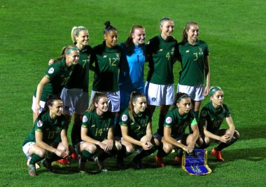 KYIV, UKRAINE - 23 Ekim 2020: UEFA Kadınlar EURO 2022 Kyiv, Ukrayna 'daki Obolon Arena' da Ukrayna - İrlanda maçı. İrlanda Milli Takımı 'nın grup fotoğrafı