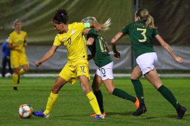 KYIV, UKRAINE - 23 Ekim 2020: UEFA Kadınlar EURO 2022 Kyiv 'deki Obolon Arena' da Ukrayna - İrlanda maçı. Daryna Apanaschenko (# 17, UKR), Denise O 'Sullivan (# 10) ve Megan Connolly (# 3, IRL)