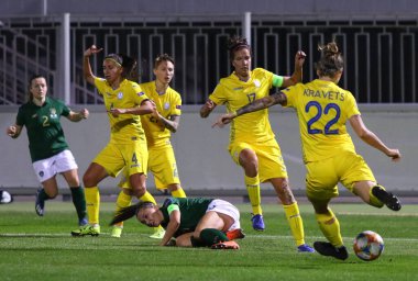 KYIV, UKRAINE - Ekim 23, 2020: Ukrayna (Sarı) ve İrlandalı oyuncular UEFA Kadınlar EURO 2022 ön eleme maçı Ukrayna - İrlanda maçı sırasında Kyiv 'deki Obolon Arena' da bir top için savaşırlar. Ukrayna 1-0 kazandı