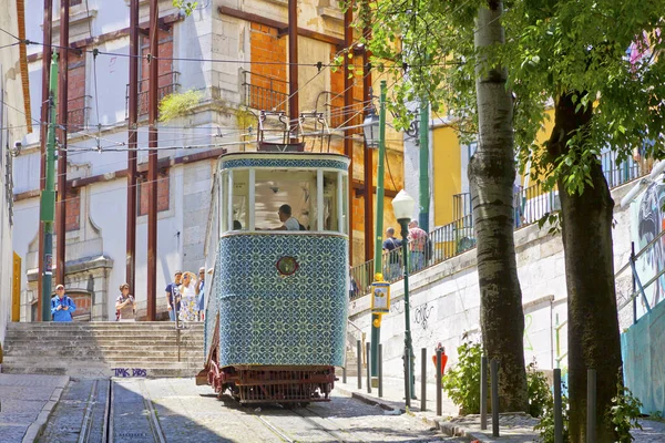 葡萄牙里斯本 2013年6月13日 运送在葡萄牙首都里斯本市中心装饰有Azulejos瓷砖的Gloria Funicular — 图库照片