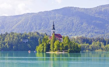 Slovenya 'nın Bled Gölü' ndeki Bled Island 'da (Blejski otok) Meryem' in Hacı Kilisesi (Slovence: Cerkev Marijinega Vnebovzetja). Kilise 17. yüzyılda inşa edildi.