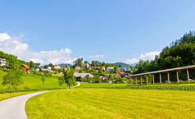 Slovenya 'nın Yukarı Carniolan bölgesindeki Bled Lake yakınlarındaki Bled kasabasının resimli görüntüsü. Kasaba en çok Slovenya 'da popüler bir turizm beldesi olarak tanınıyor.