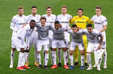 KYIV, UKRAINE - NOVEMBER 3, 2020: VfL Borussia Monchengladbach oyuncuları UEFA Şampiyonlar Ligi maçından önce Ukrayna 'nın Kyiv kentindeki NSC Olimpiyskyi stadyumunda Shakhtar Donetsk' e karşı grup fotoğrafı için poz verdiler