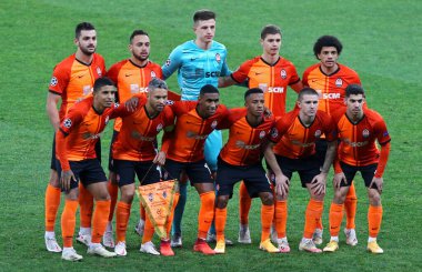 KYIV, UKRAINE - NOVEMBER 3, 2020: Shakhtar Donetsk oyuncuları UEFA Şampiyonlar Ligi maçından önce UEFA 'nın Ukrayna' nın başkenti Kyiv 'deki NSC Olimpiyskyi stadyumunda Monchengladbach' a karşı bir grup fotoğrafı için poz verdiler