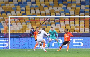 KYIV, UKRAINE - NOVEMBER 3, 2020: Monchengladbach takımının Alassane Plea 'sı UEFA Şampiyonlar Ligi maçında Kyiv' deki NSC Olimpiyskyi stadyumunda Shakhtar Donetsk 'e karşı gol attı.