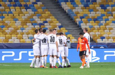 KYIV, UKRAINE - NOVEMBER 3, 2020: VfL Borussia Monchengladbach oyuncuları UEFA Şampiyonlar Ligi maçında Kyiv 'deki NSC Olimpiyskyi stadyumunda Shakhtar Donetsk' e karşı attıkları golü kutladılar.