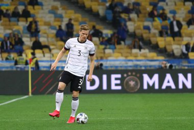 KYIV, UKRAINE - 10 Ekim 2020: Kyiv 'deki NSK Olimpiyskiy Stadyumu' nda oynanan UEFA Uluslar Ligi karşılaşmasında Alman Marcel Halstenberg 'in maçı. Almanya 2-1 kazandı.