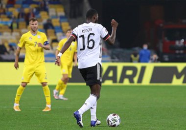 KYIV, UKRAINE - 10 Ekim 2020: Kyiv 'deki NSK Olimpiyskiy Stadyumu' nda oynanan UEFA Uluslar Ligi karşılaşmasında Almanya 'nın savunucusu Antonio Rudiger eylemde. Almanya 2-1 kazandı.