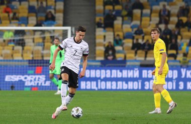 KYIV, UKRAINE - 10 Ekim 2020: Kyiv 'deki NSK Olimpiyskiy Stadyumu' nda oynanan UEFA Uluslar Ligi karşılaşmasında Almanya 'nın orta saha oyuncusu Julian Draxler görev aldı. Almanya 2-1 kazandı.