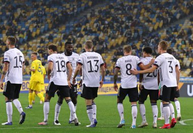KYIV, UKRAINE - 10 Ekim 2020: Alman oyuncular UEFA Milletler Ligi maçında Ukrayna 'ya karşı NSK Olimpiyskiy Stadyumu' nda gol attıktan sonra kutlama yaptılar. Almanya 2-1 kazandı.