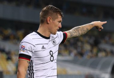 KYIV, UKRAINE - 10 Ekim 2020: Kyiv 'deki NSK Olimpiyskiy Stadyumu' nda oynanan UEFA Uluslar Ligi karşılaşmasında Almanya 'nın orta saha oyuncusu Toni Kroos görev aldı. Almanya 2-1 kazandı.