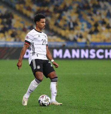 KYIV, UKRAINE - 10 Ekim 2020: Kyiv 'deki NSK Olimpiyskiy Stadyumu' nda oynanan UEFA Uluslar Ligi karşılaşmasında Alman orta saha oyuncusu Serge Gnabry ile karşılaştı. Almanya 2-1 kazandı.