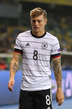 KYIV, UKRAINE - 10 Ekim 2020: Kyiv 'deki NSK Olimpiyskiy Stadyumu' nda oynanan UEFA Uluslar Ligi karşılaşmasında Almanya 'nın orta saha oyuncusu Toni Kroos görev aldı. Almanya 2-1 kazandı.