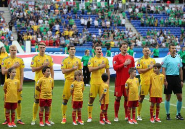 LYON, FRANCE - 16 Haziran 2016: Ukrayna milli futbol takımının oyuncuları, Lyon 'daki Stade de Lyon stadyumunda Kuzey İrlanda' ya karşı oynanan UEFA EURO 2016 maçından önce milli marşı dinlediler